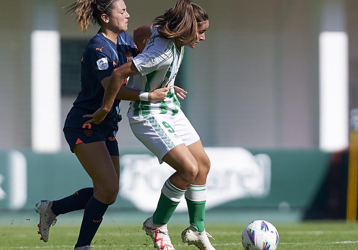 Carmen Álvarez, con el balón ante el Valencia.