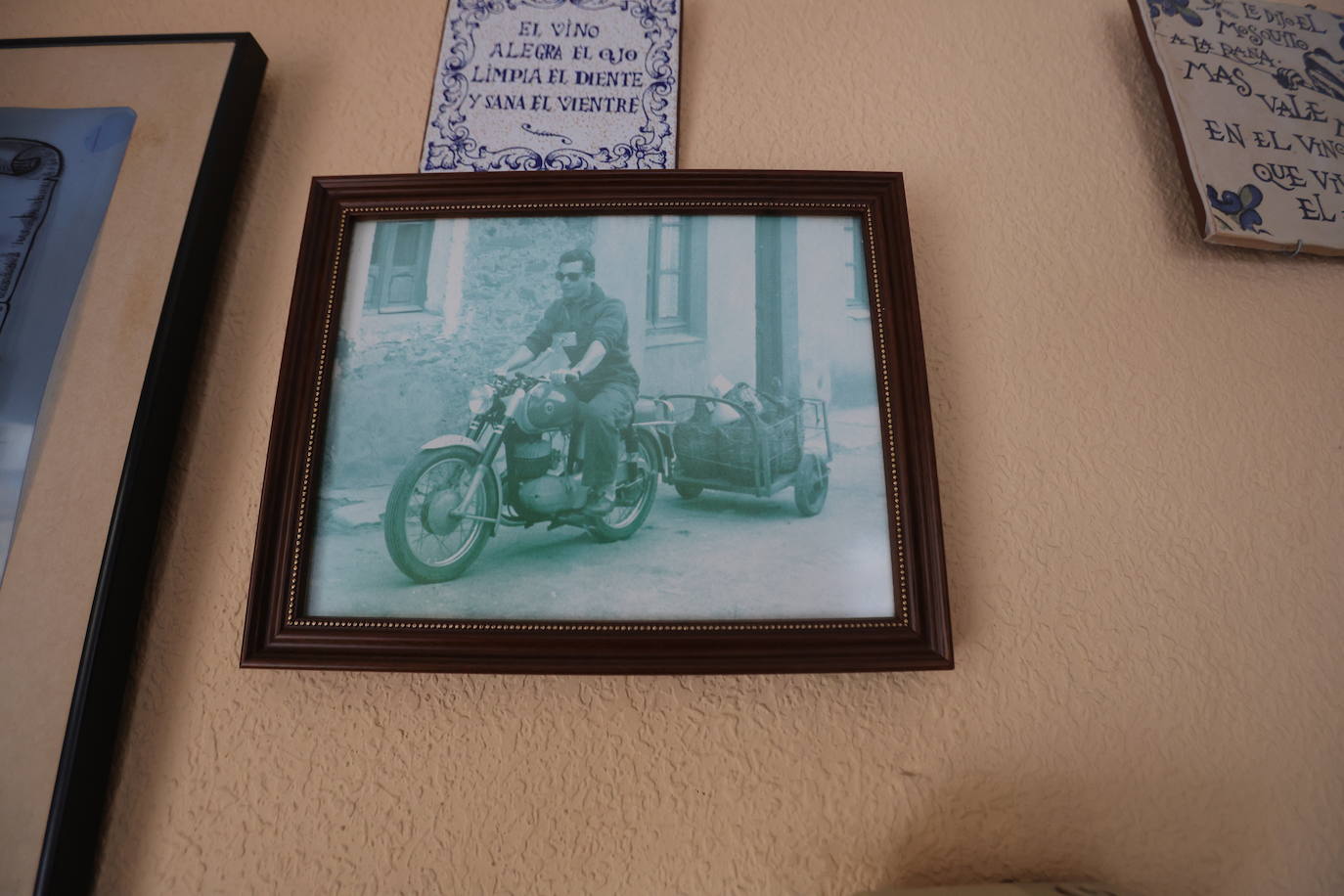 Una foto antigua del reparto en moto.