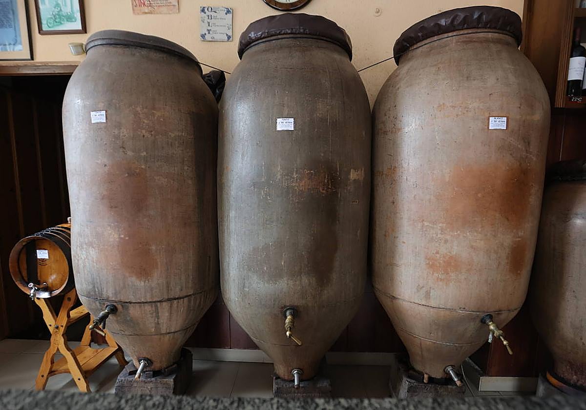 La última bodega de Salamanca que aún vende vino a granel desde hace ocho décadas