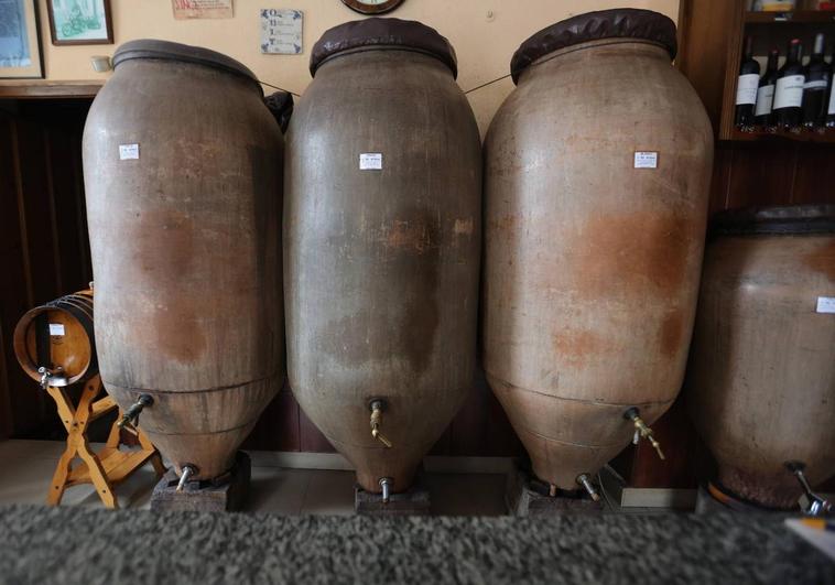 Tinajas desde donde se extrae el vino a granel en Bodega César Bernardo.