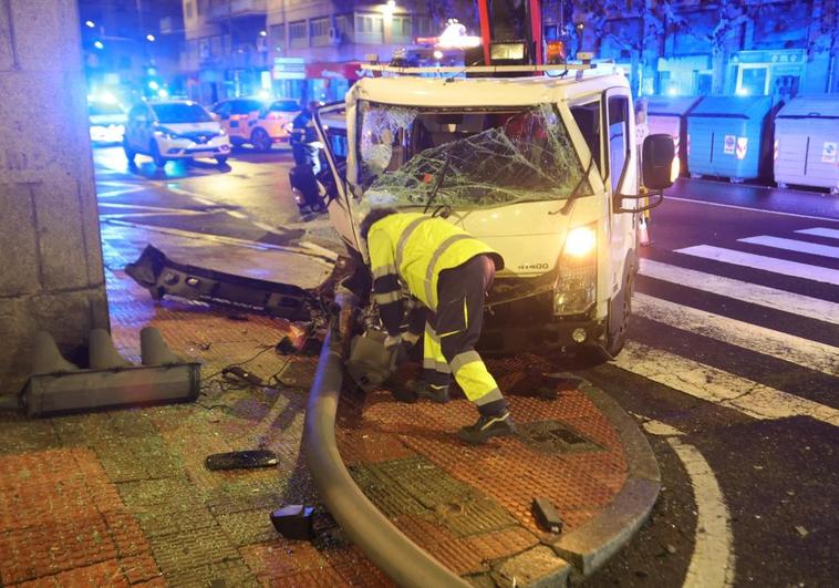 Así quedaron el camión y el semáforo en la Gran Vía esta madrugada.