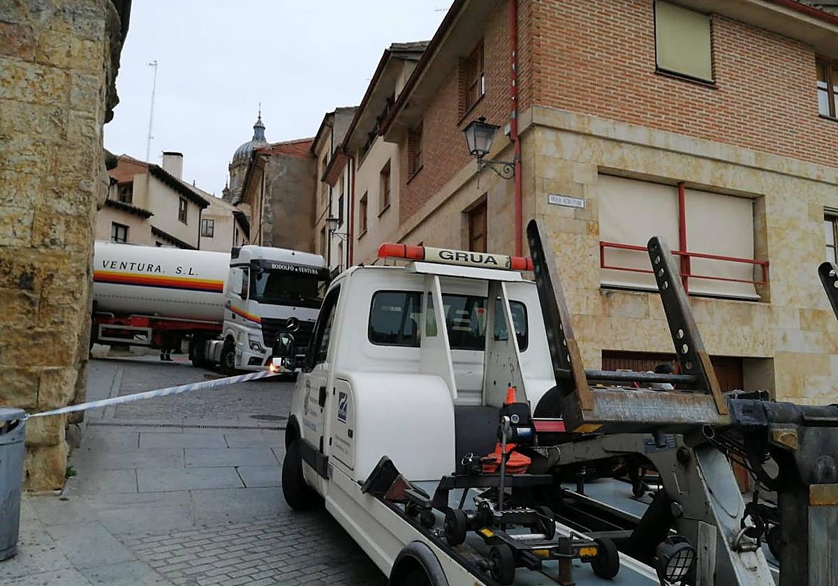 Un enorme camión atascado en el centro de Salamanca por hacer caso al GPS