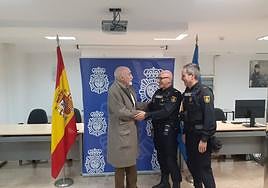 Dos Policías Nacionales junto al hombre al que le salvaron la vida