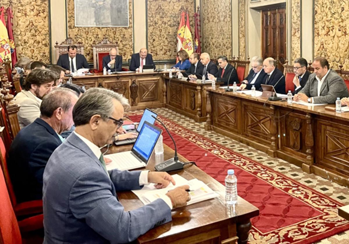 La Diputación pide a la Junta que agilice la mejora de la SA-213 por su mal estado