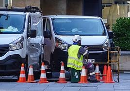 Un trabajador, durante su jornada laboral en Salamanca.