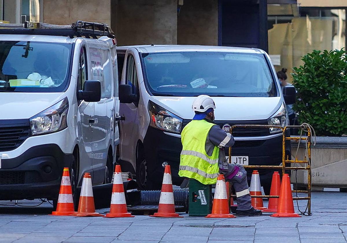 Un trabajador, durante su jornada laboral en Salamanca.