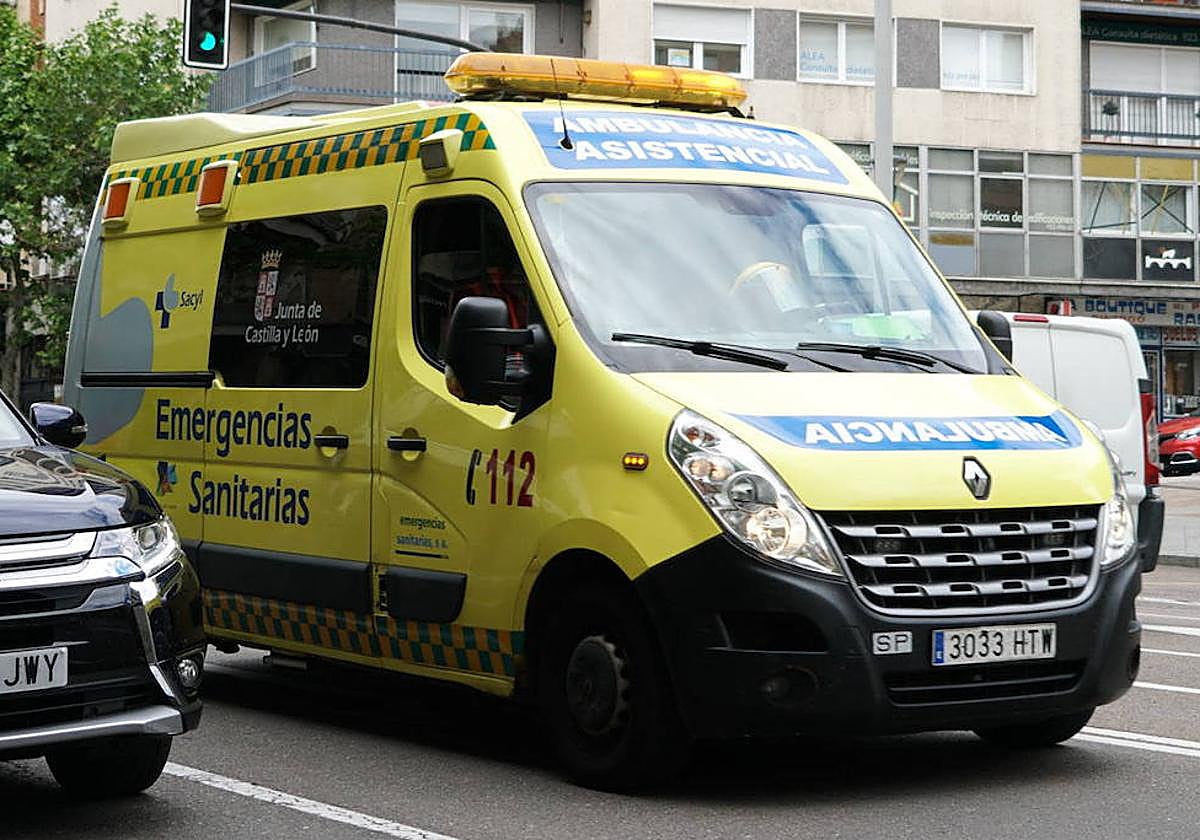 Una ambulancia transita por Salamanca en una imagen de archivo.