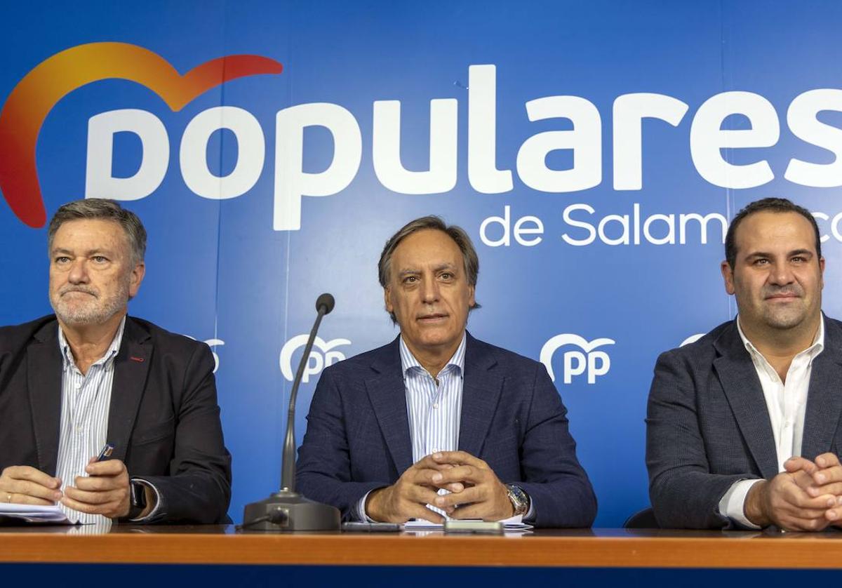 El secretario del Partido Popular de Castilla y León, Francisco Vázquez, y el presidente del Partido Popular de Salamanca, Carlos García Carbayo, acompañados del secretario general, David Mingo durante la rueda de prensa.