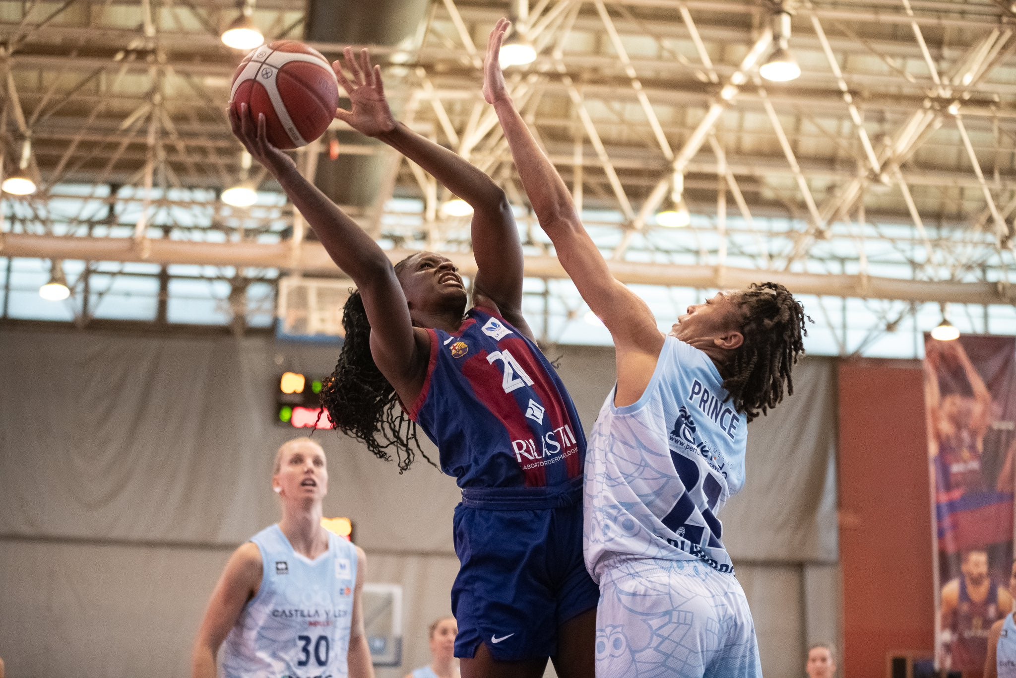 CB Avenida invictas en su quinta jornada contra el Barça CBS