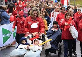 Miles de personas desafían la lluvia en la Carrera de los Mil Pasos de Salamanca
