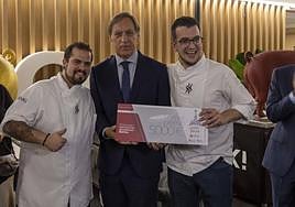 Los cocineros Ibán Pasán Barba y Gonzalo Elena Melgar recogen el premio de manos del alcalde.