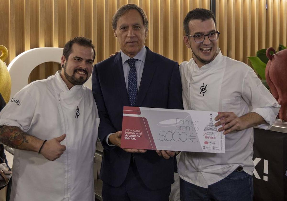 Los cocineros Ibán Pasán Barba y Gonzalo Elena Melgar recogen el premio de manos del alcalde.