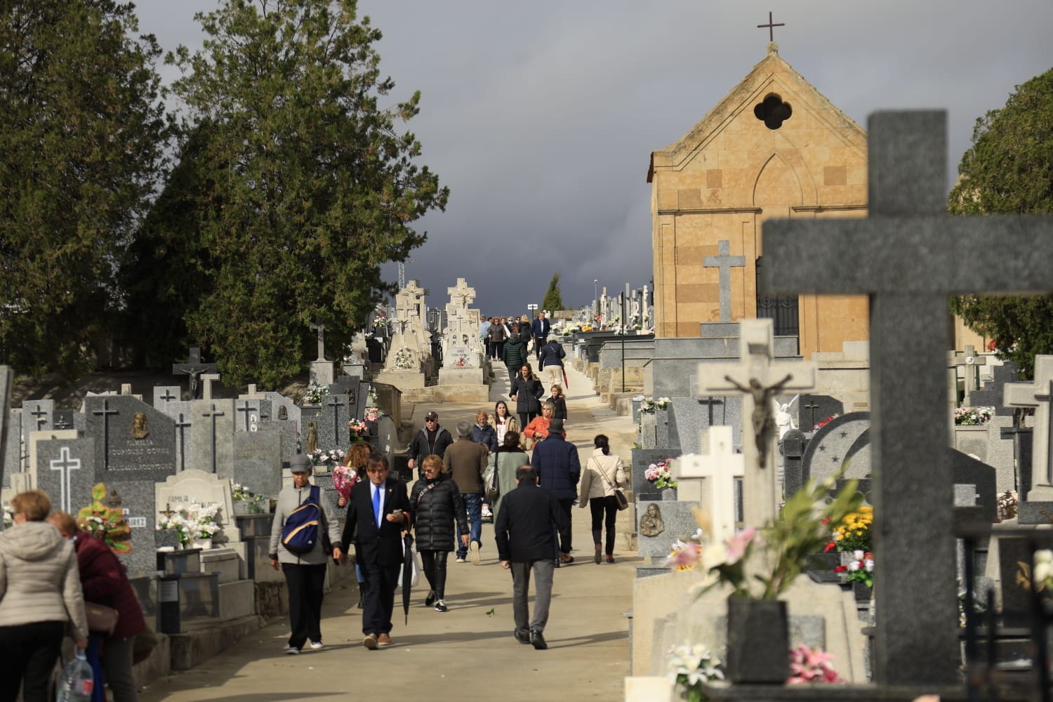 Los salmantinos recuerdan y visitan a sus seres queridos fallecidos