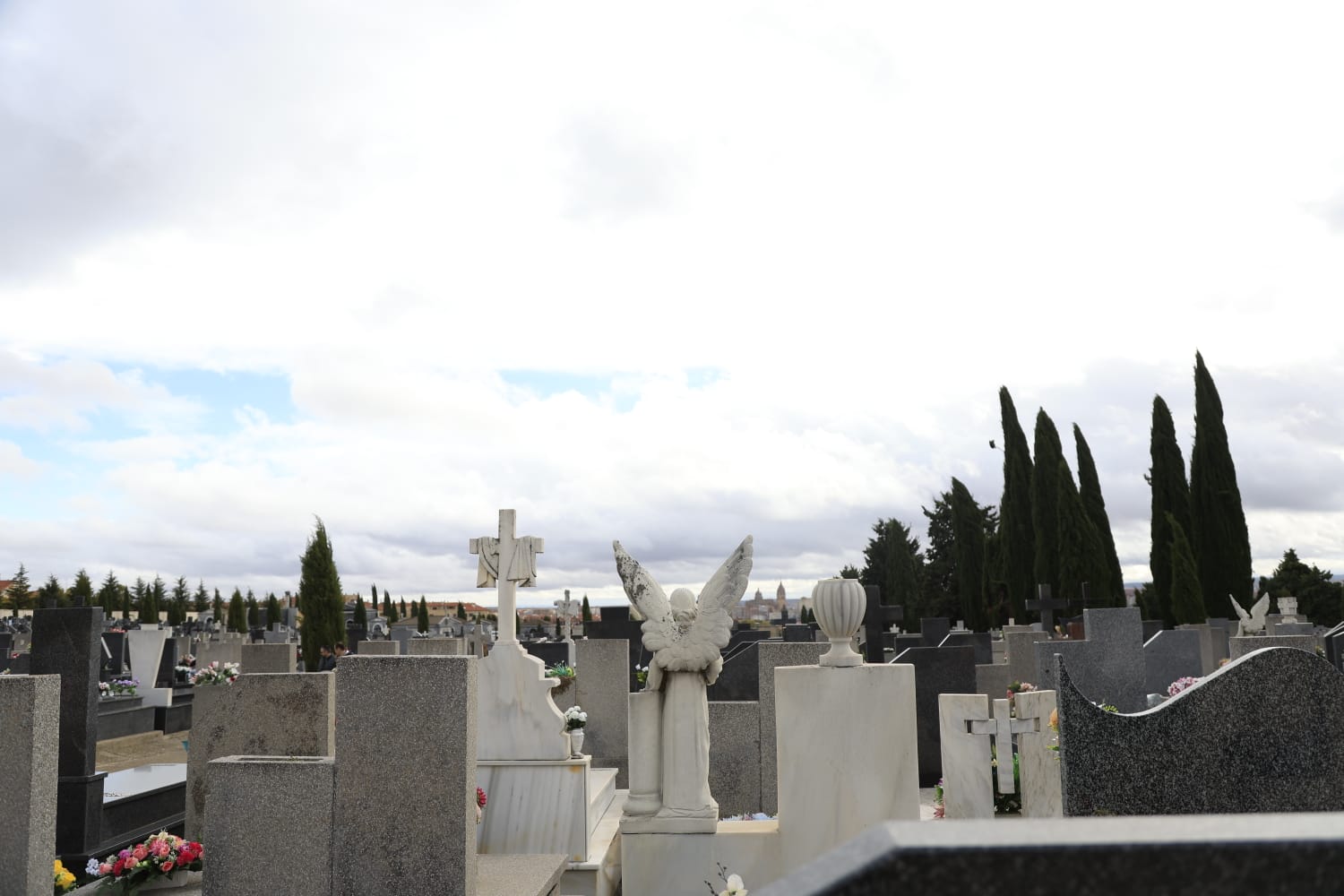 Los salmantinos recuerdan y visitan a sus seres queridos fallecidos