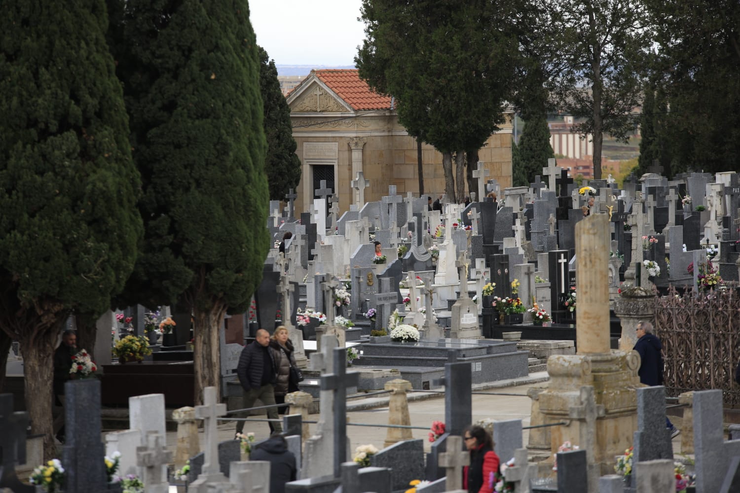 Los salmantinos recuerdan y visitan a sus seres queridos fallecidos