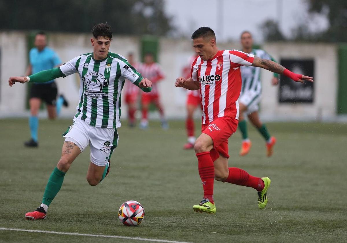 Pica conduce el balón en el Municipal ante la oposición del Sporting