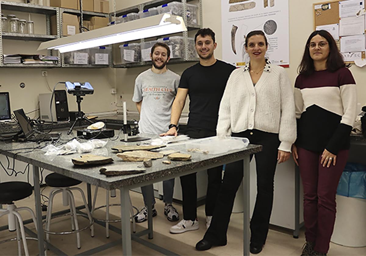 Profesionales del Laboratorio de Tecnología Prehistórica de la Universidad de Salamanca (Labtec).