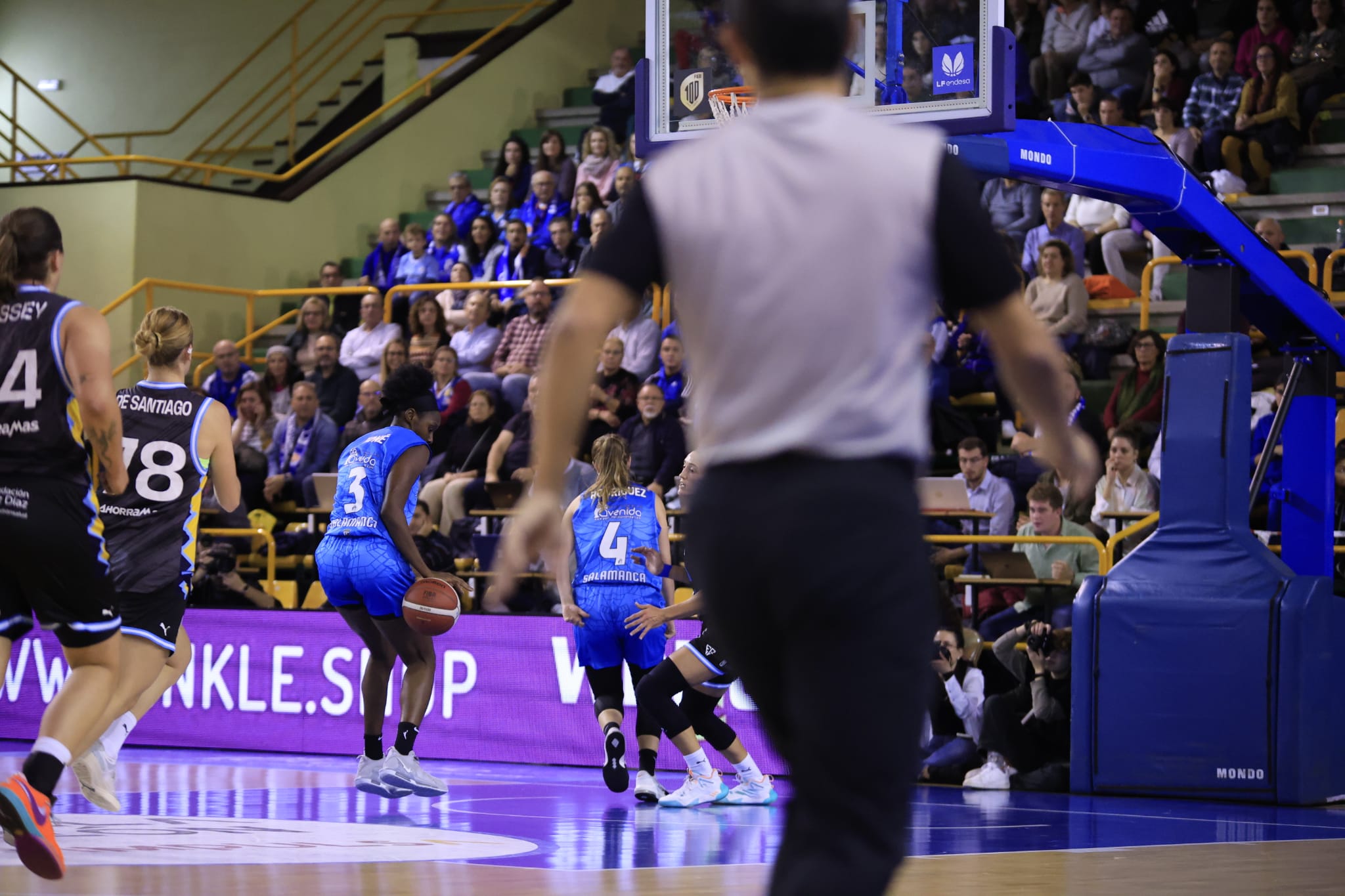 Amplia victoria del líder Avenida ante Estudiantes