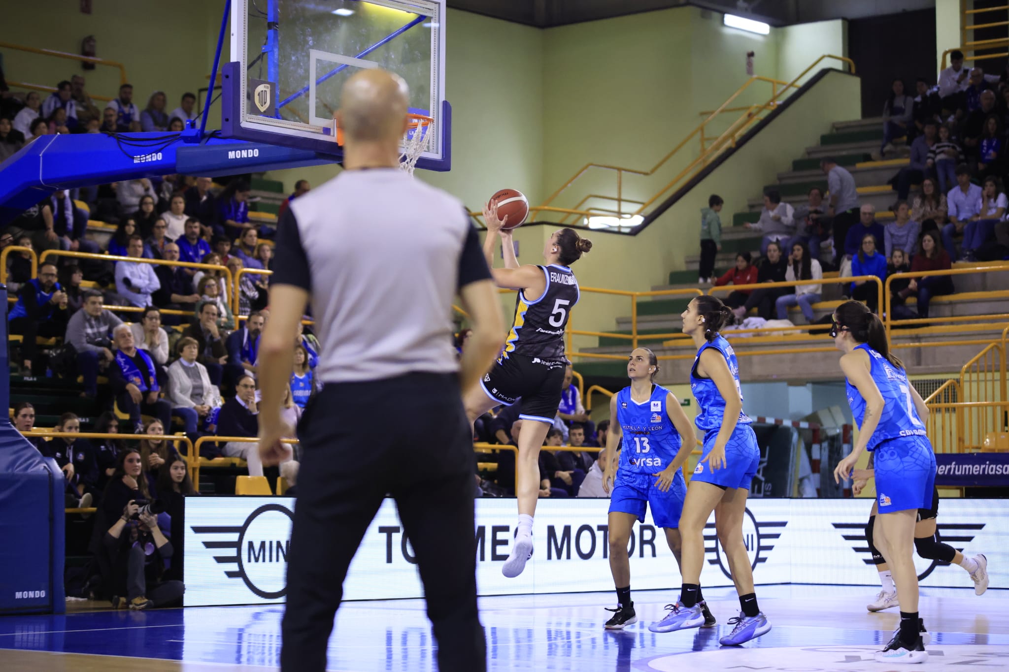 Amplia victoria del líder Avenida ante Estudiantes