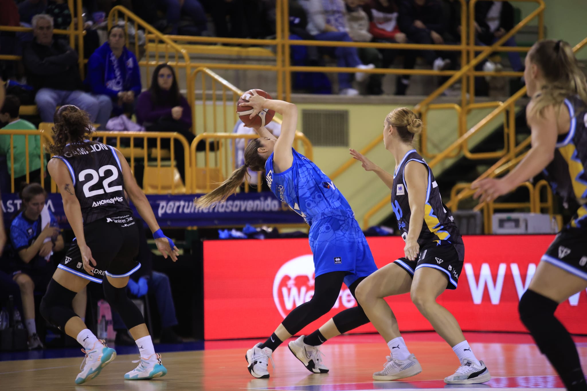 Amplia victoria del líder Avenida ante Estudiantes