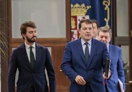 Alfonso Fernñandez Mañueco y Juan García-Gallardo, tras la celebración del Consejo de Gobierno.