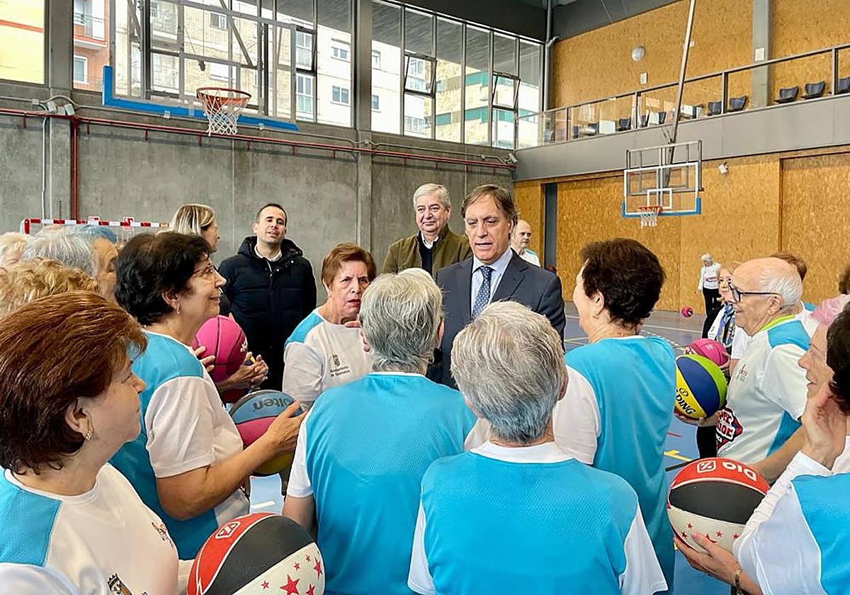 El alcalde de Salamanca, Carbayo, charla con algunos de los usuarios del 'Programa Supersenior de Baloncesto'.