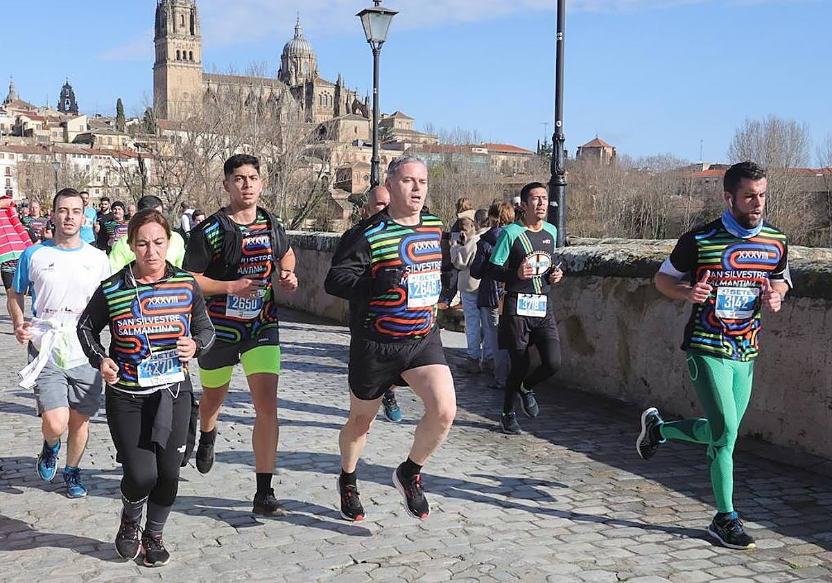 Varios corredores pasan por el Puente Romano la edición pasada.