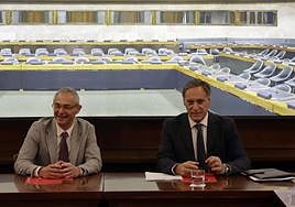 A la dereha, el alcalde de Salamanca, Carlos García Carbayo junto al rector de la Universidad de Salamanca, Ricardo Rivero