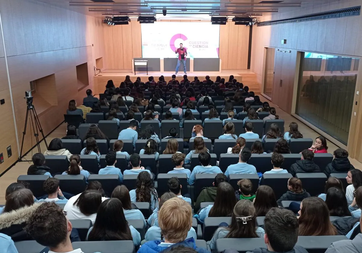 Gira de monólogos científicos en Salamanca para acercar el saber a más de 350 estudiantes