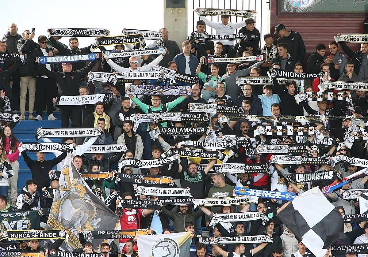 Seguidores de Unionistas en la grada de animación.