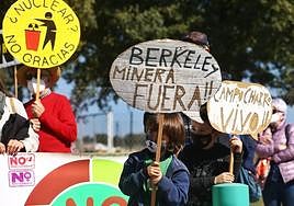 Manifestación en contra de la instalación de una mina de uranio en Salamanca.