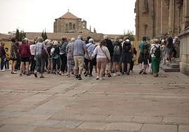 Grupo de turistas frente a la catedral de Salamanca