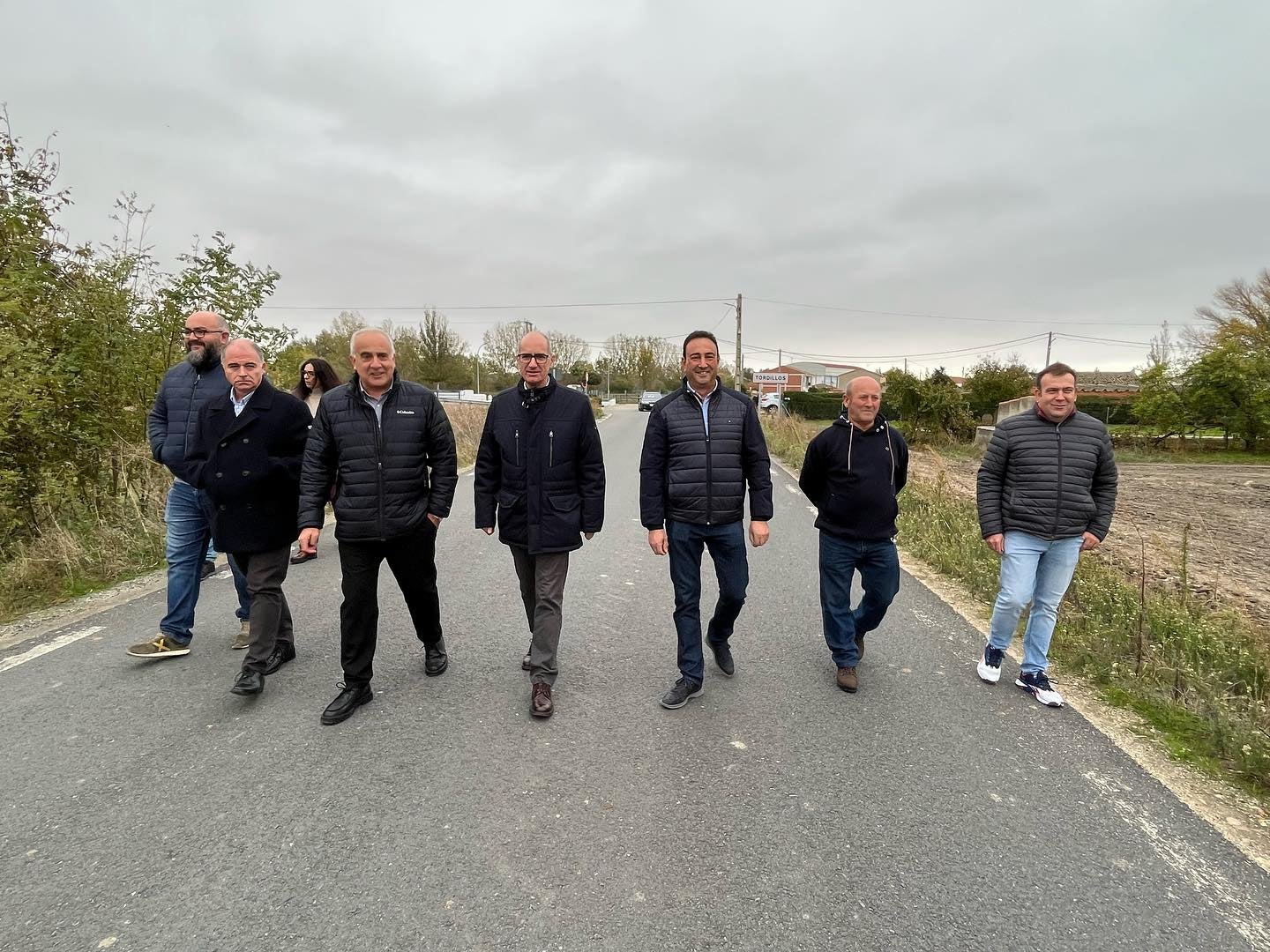 El presidente de la Diputación de Salamanca, Javier Iglesias, junto con el alcalde de Tordillos, Ángel Luis Alonso y otros vecinos de la zona en la carretera que accede a Tordillos.