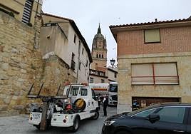 El camión que quedó atascado en una esquina en la calle Veracruz.