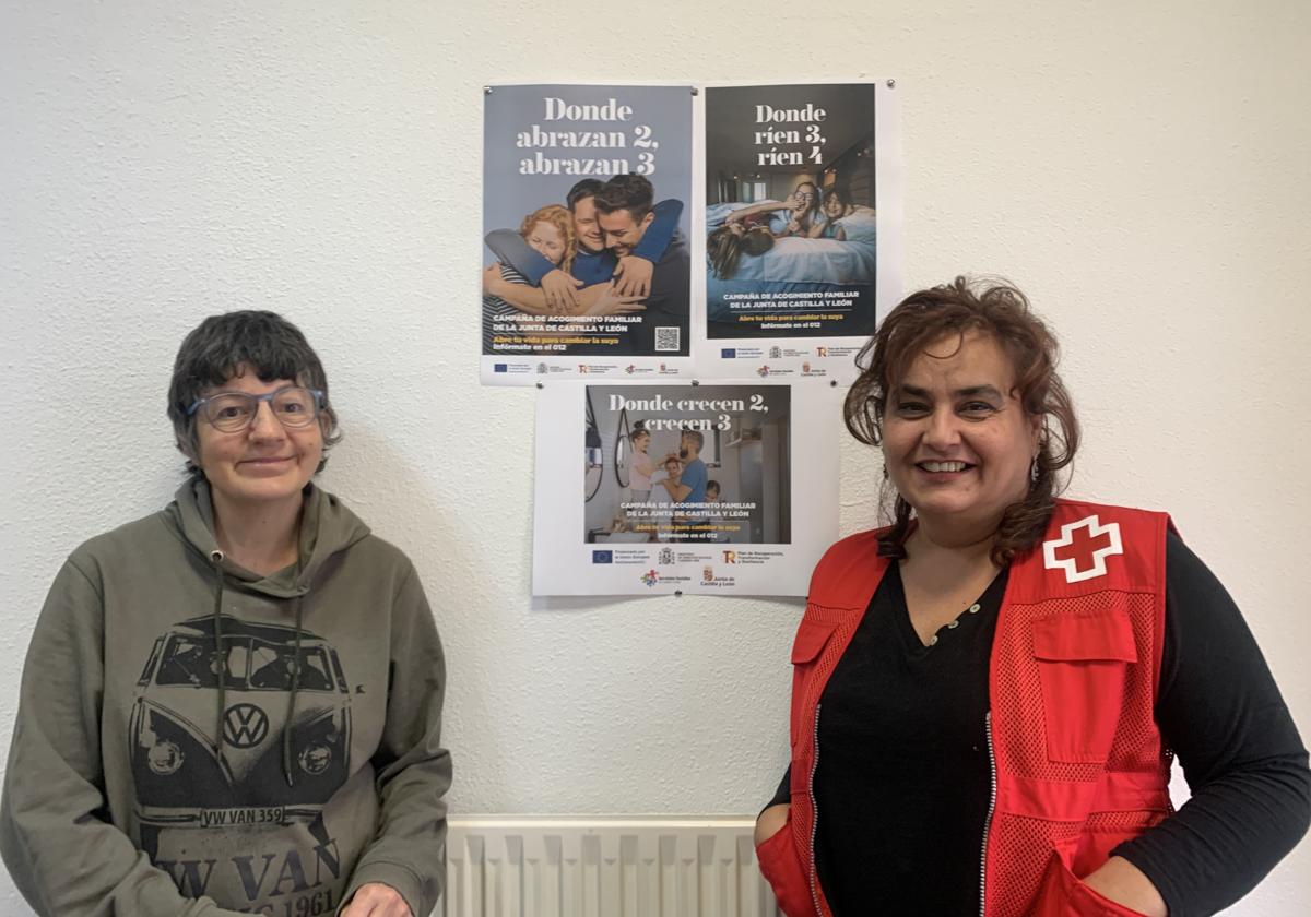 A la derecha Elena Pulido, técnico de Cruz Roja Salamanca junto a Inmaculada Ferreras, familia de acogida