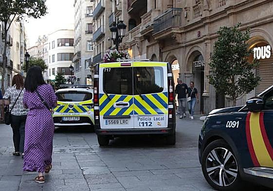 Agentes de la Policía Local en una céntrica calle salmantina.