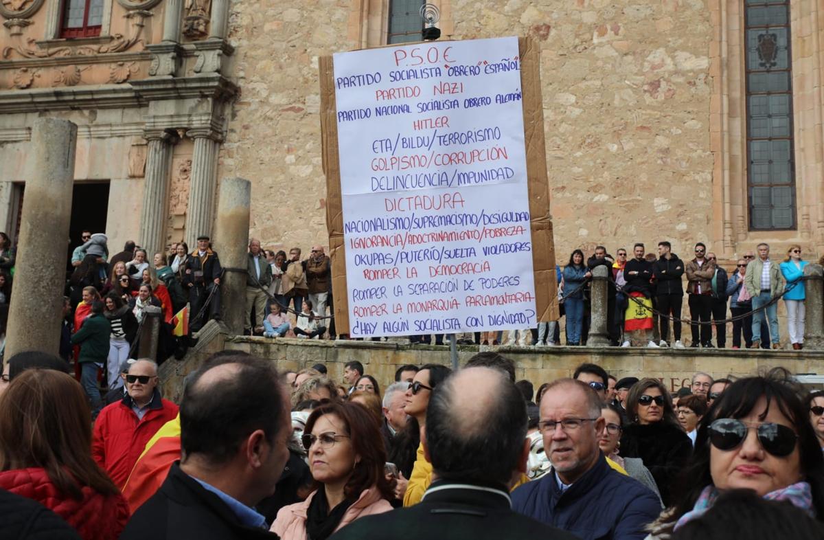 La protesta contra la amnistía se traslada a la sede del PSOE en Salamanca