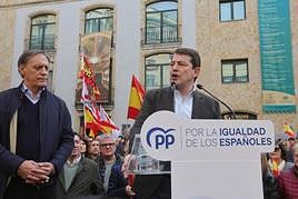 García Carbayo, junto a Mañueco, durante el acto en la plaza del Liceo.