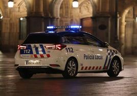 Un coche de la Policía Local de Salamanca, en la Plaza Mayor.