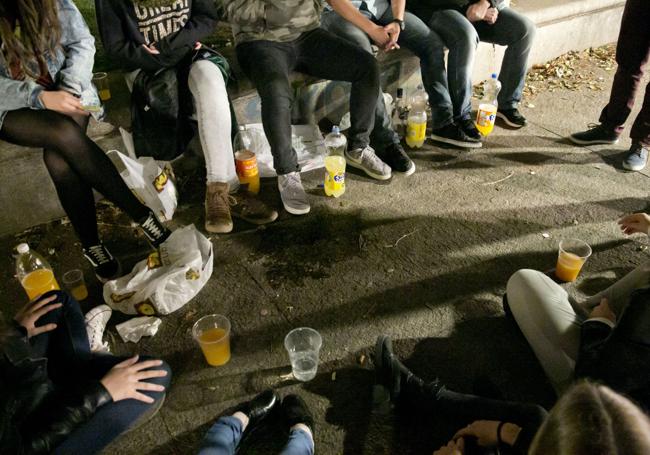 Jóvenes salmantinos bebiendo en la calle.