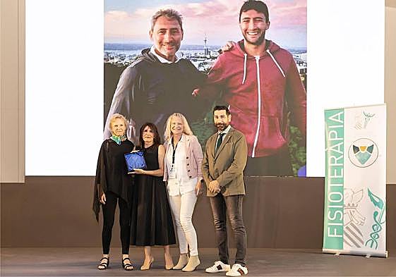 La viuda de Ángel Basas recoge el reconocimiento del Colegio de Fisioterapeutas de la Comunidad Valenciana.