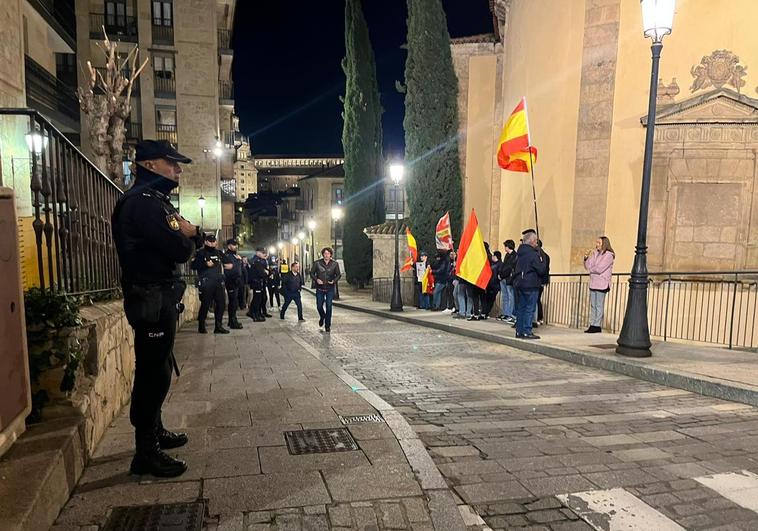 El grupo de manifestantes, ante la sede del PSOE de Salamanca