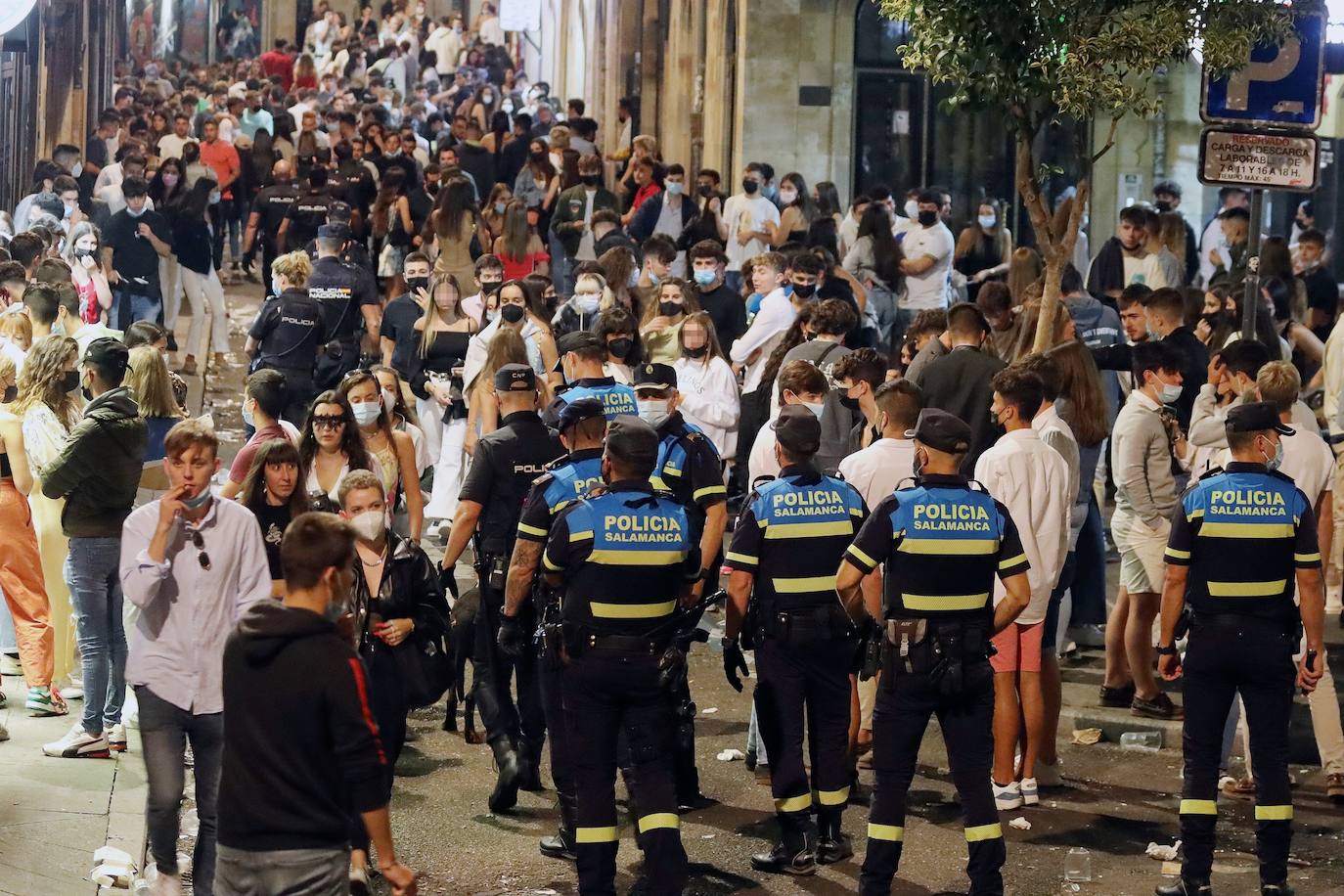 Policía Local de Salamanca, en una zona de copas, una noche anterior.