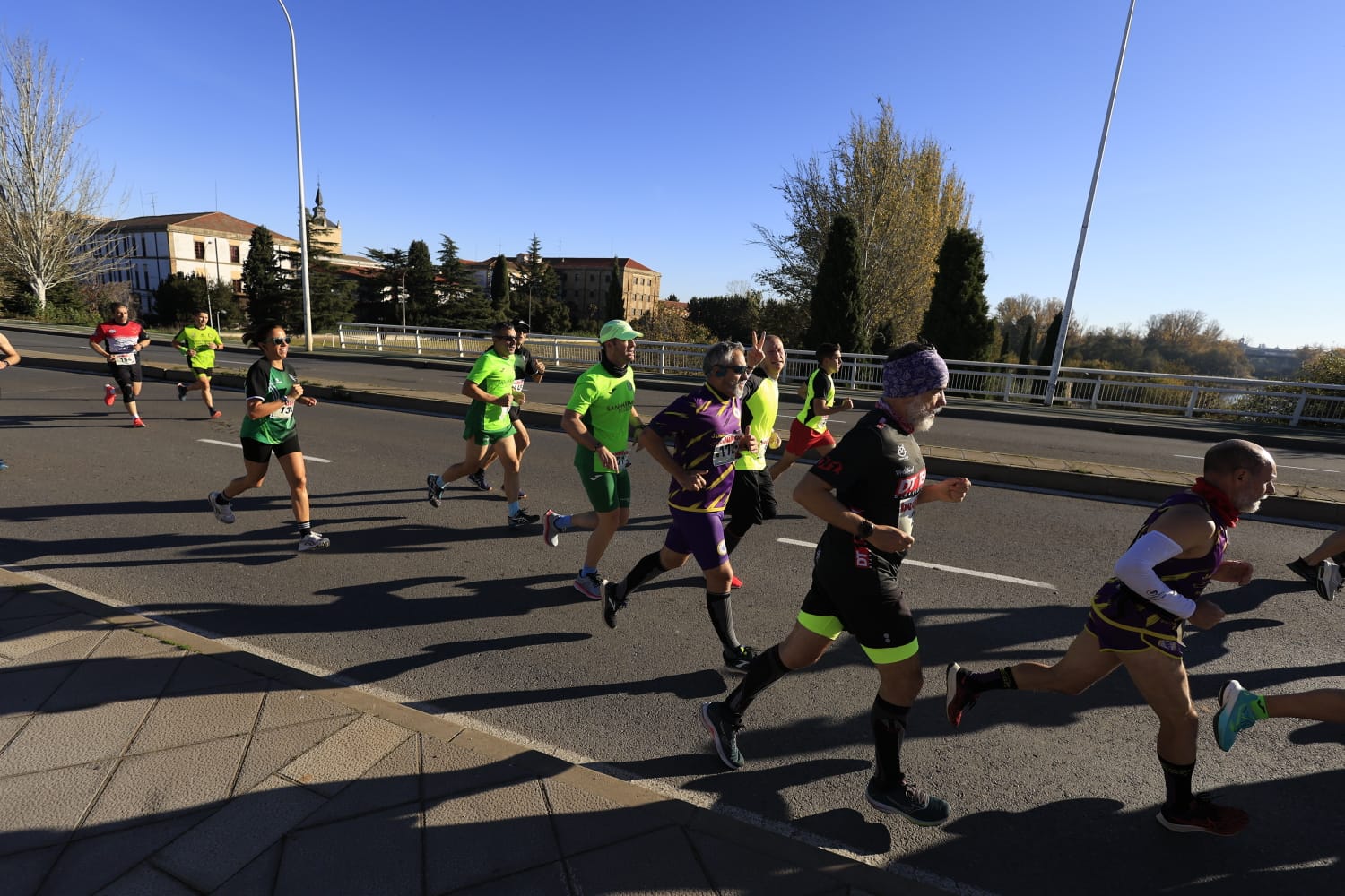 La VII Carrera Popular Rodríguez Fabrés rompe la mañana de niebla