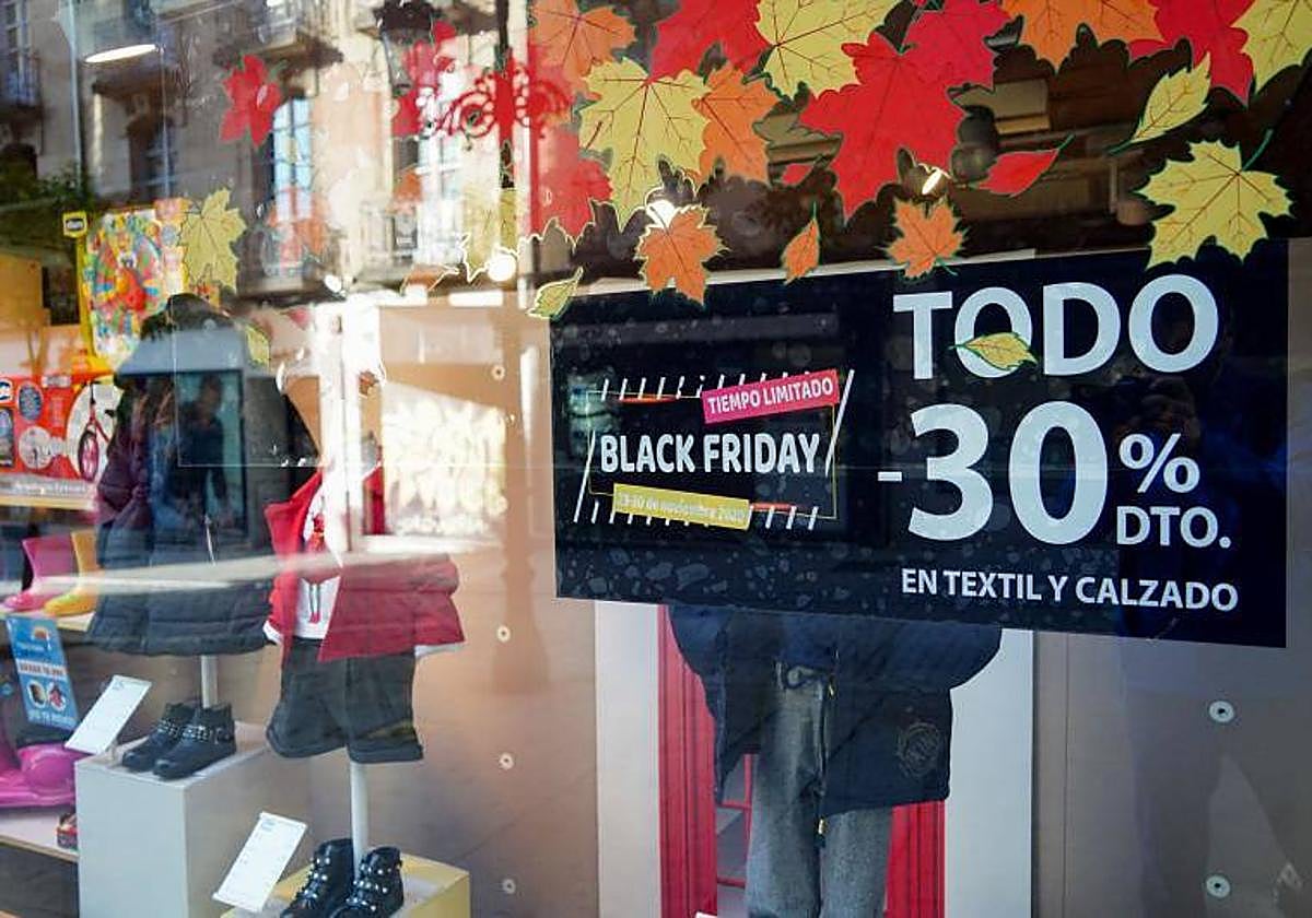 Un escaparate anuncia sus rebajas por el Black Friday.
