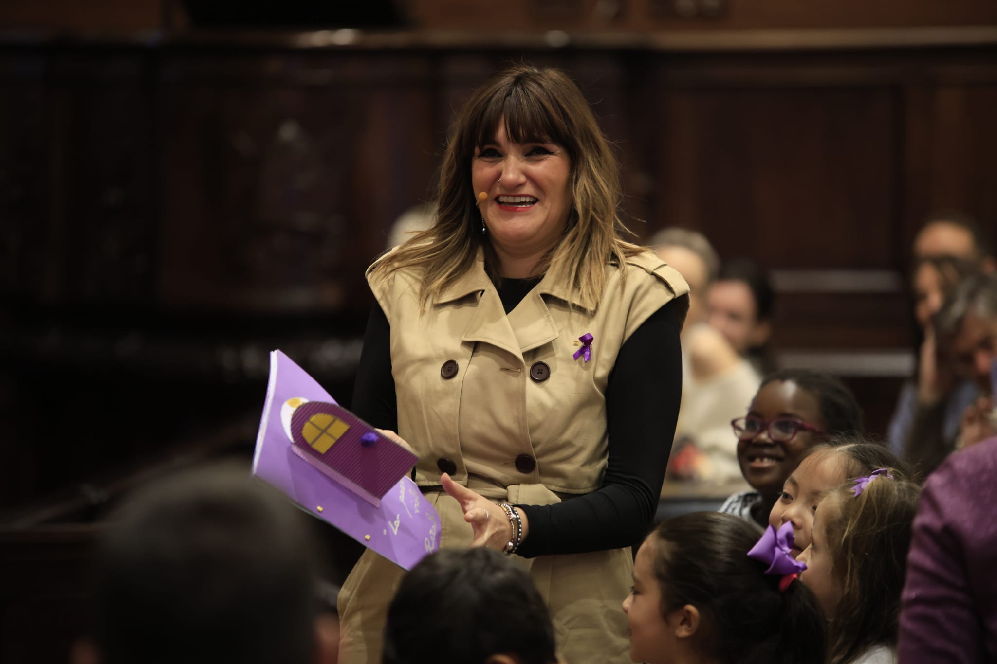 Rozalén canta en el Paraninfo &#039;La puerta violeta&#039; junto a varios niños