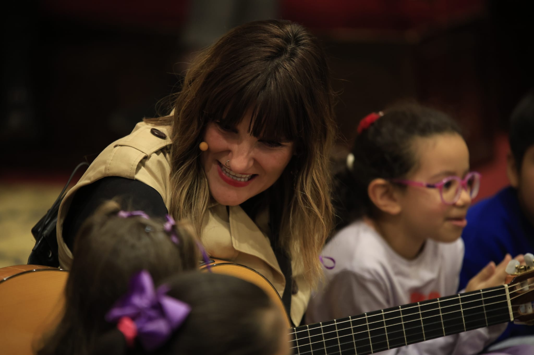 Rozalén canta en el Paraninfo &#039;La puerta violeta&#039; junto a varios niños