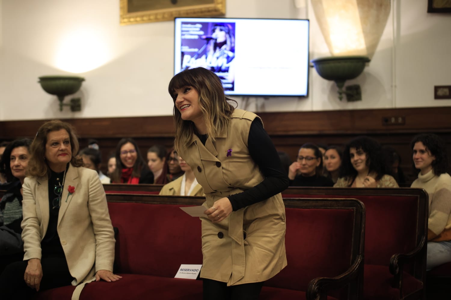 Rozalén canta en el Paraninfo &#039;La puerta violeta&#039; junto a varios niños