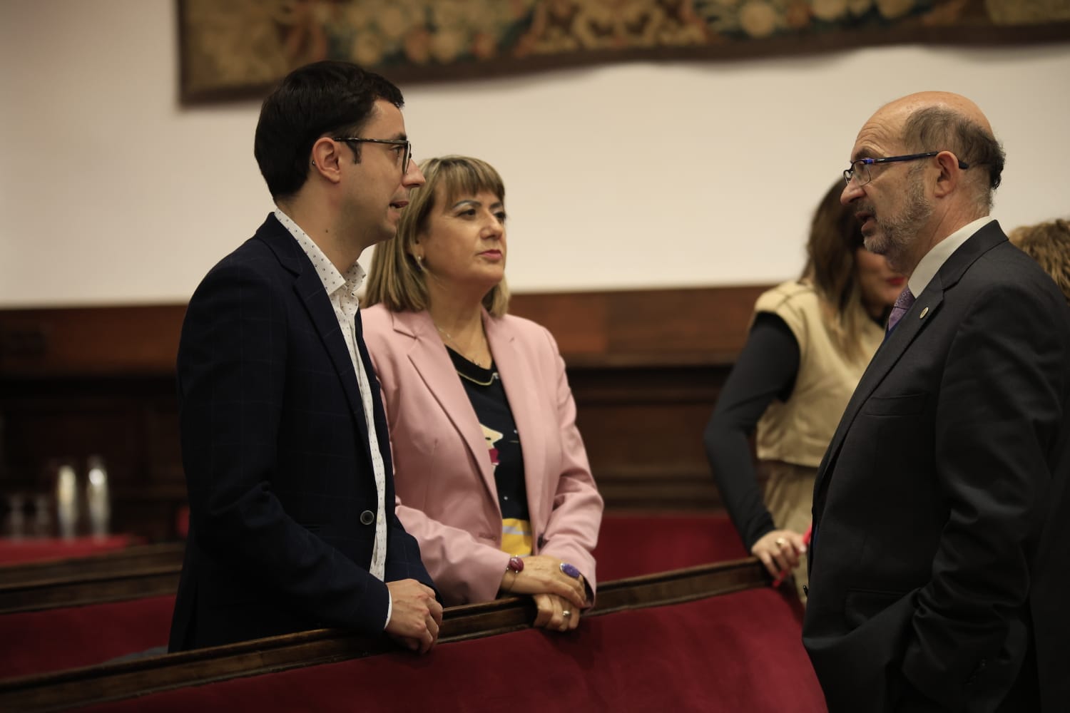 Rozalén canta en el Paraninfo &#039;La puerta violeta&#039; junto a varios niños