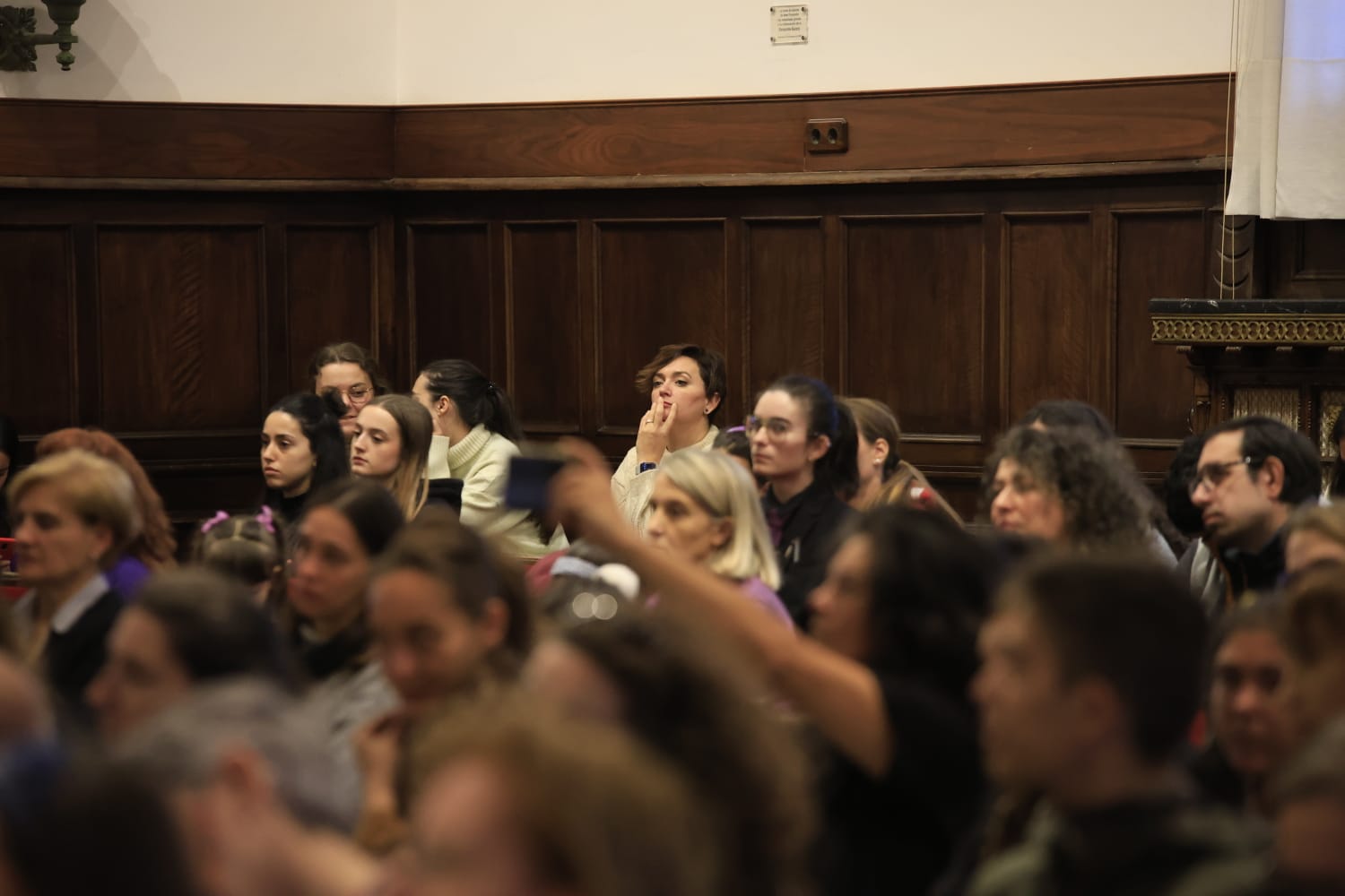 Rozalén canta en el Paraninfo &#039;La puerta violeta&#039; junto a varios niños